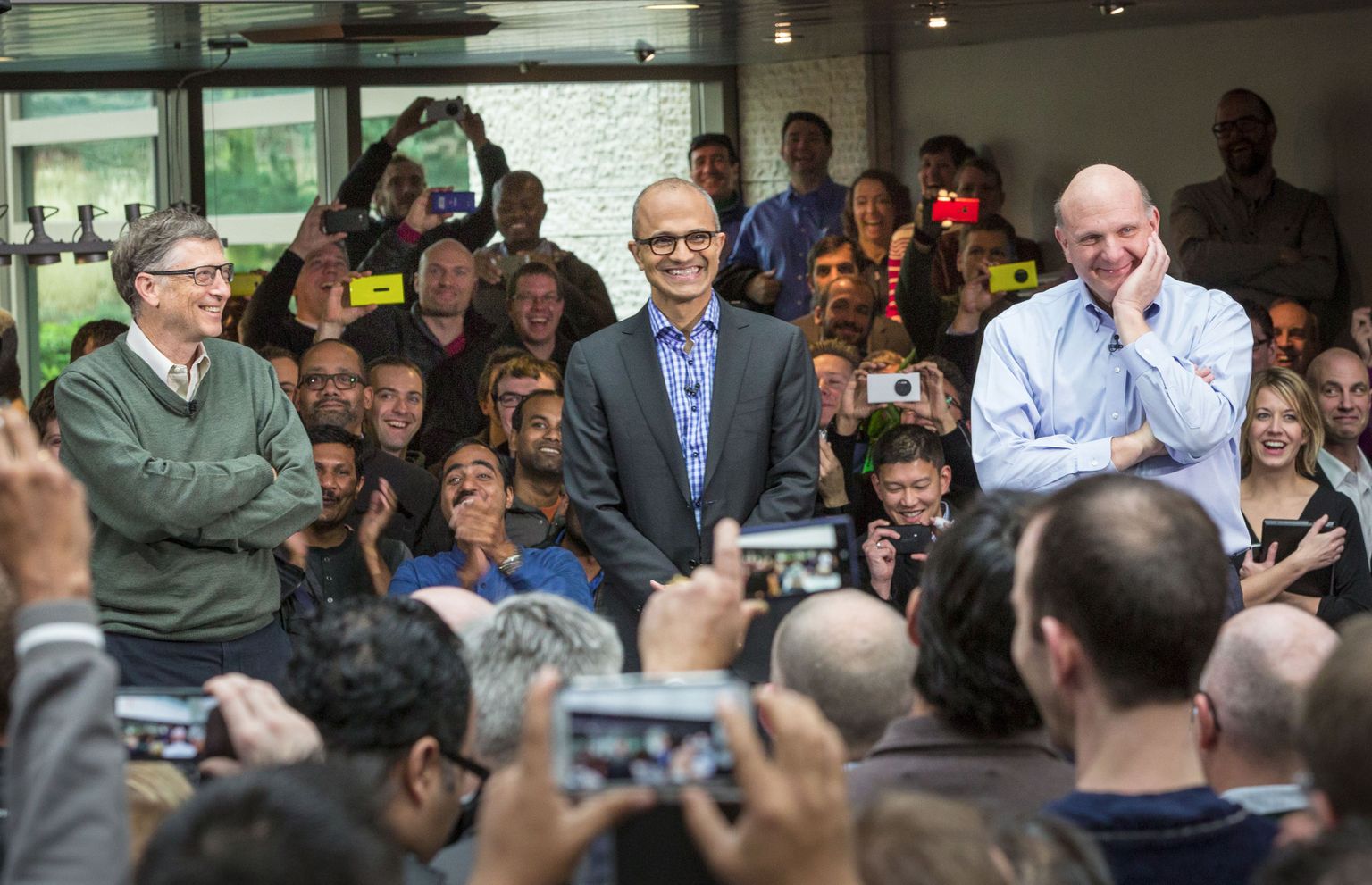 Microsofti töötajate rõõmsas ringis seisavad 2014. aasta 4. veebruaril (vasakult) kaasasutaja Bill Gates, värske tegevjuht Satya Nadella ja lahkuv tegevjuht Steve Ballmer.