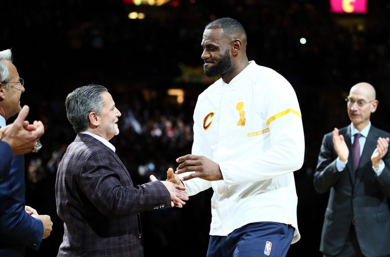 Korvpallistaar, endine Cleveland Cavaliersi mängija LeBron James (nr 23) saab klubiomanikult Dan Gilbertilt kätte NBA meistrisõrmuse. Aasta oli 2016. 