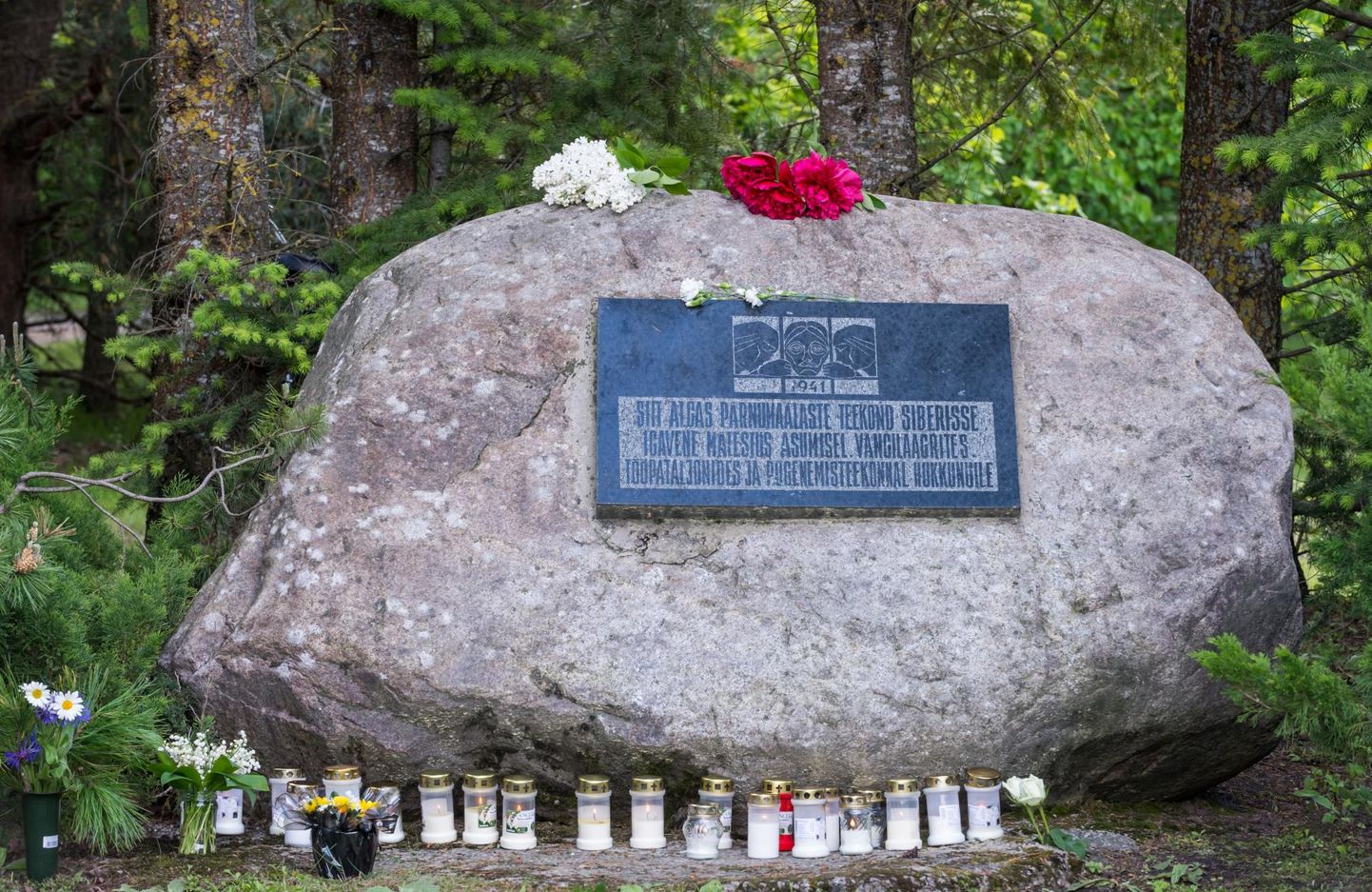 Pärnu Leinapargis mälestatakse täna juuniküüditamise ohvreid.