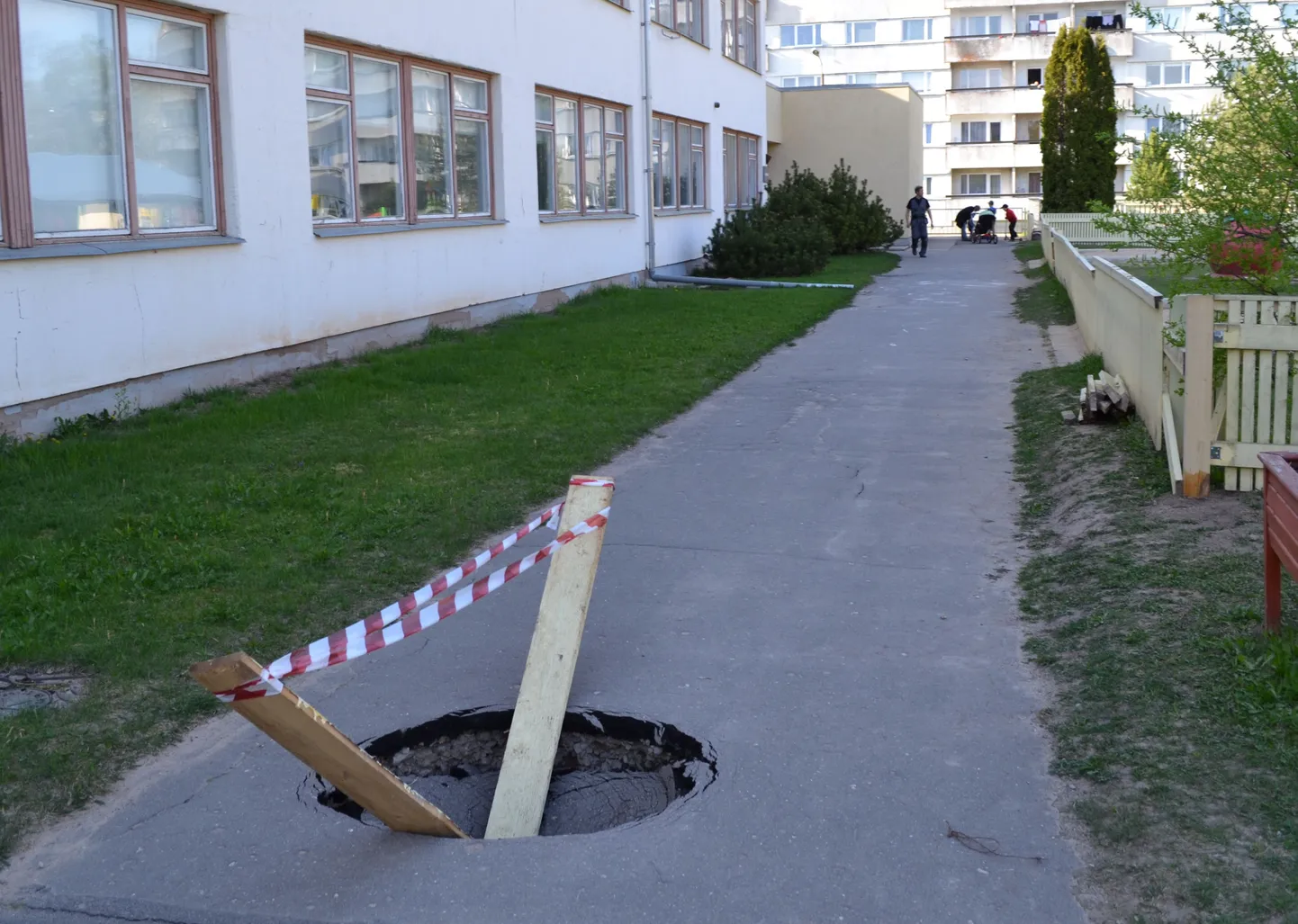 Ootamatult kõnniteesse tekkinud auk on umbes meetrise läbimõõdu ja sama suure sügavusega.