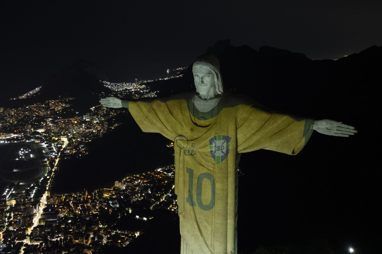 Pelé Brasiilia koondise särk projekteeriti Rio de Janeiro Lunastaja Kristuse kujule.