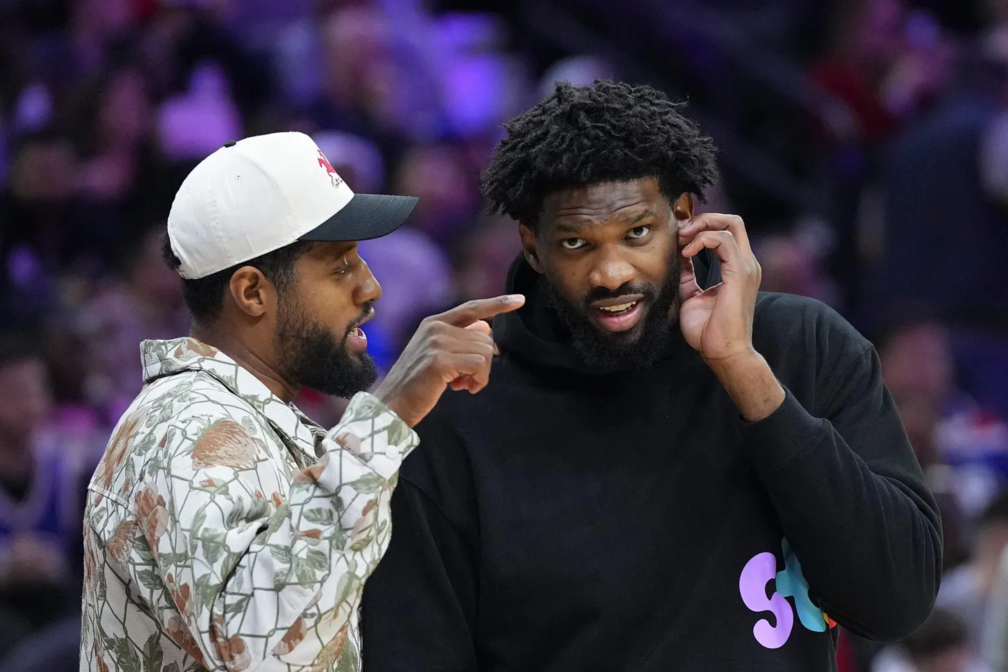 Joel Embiid (paremal).