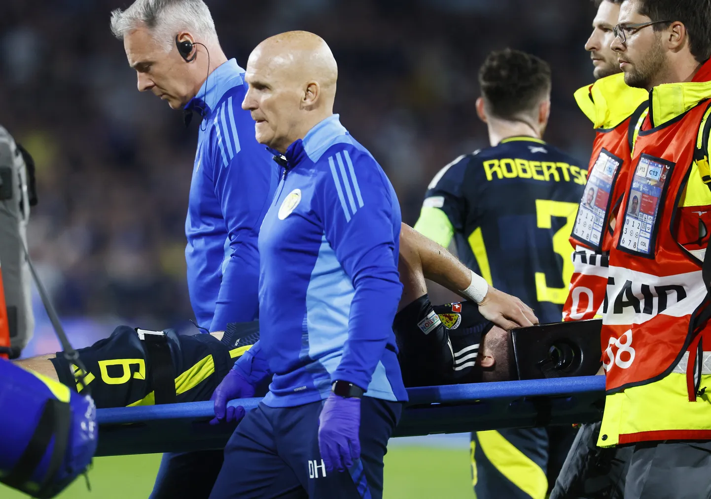 Meedikud Kieran Tierneyt väljakult ära tassimas.