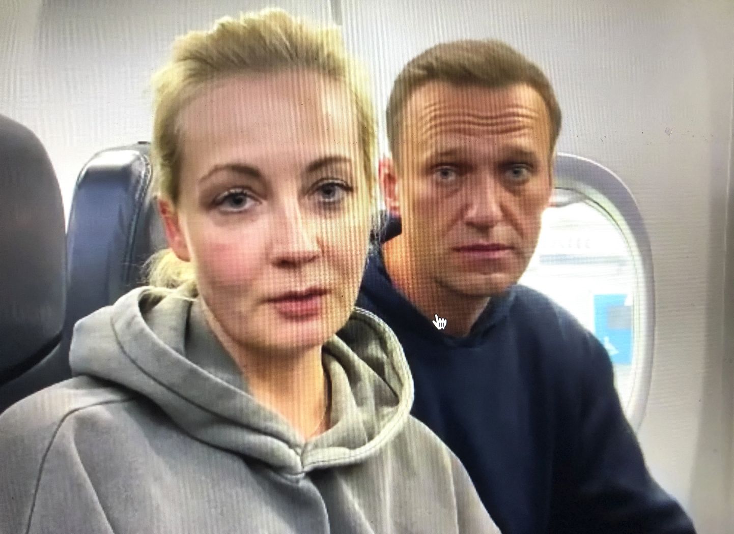 Vene opositsioonijuht Aleksei  Navalnõi ja ta naine Julia Navalnaja 17. jaanuaril 2021 lennukis, mis lendas Saksamaalt Berliinist Venemaale Moskvasse, kus Vene võimud Navalnõi kinni pidasid ja ta kohtu alla anti. Navalnõi oli Saksamaal ravil Novitšoki rühma närvimürgiga mürgitamise tõttu