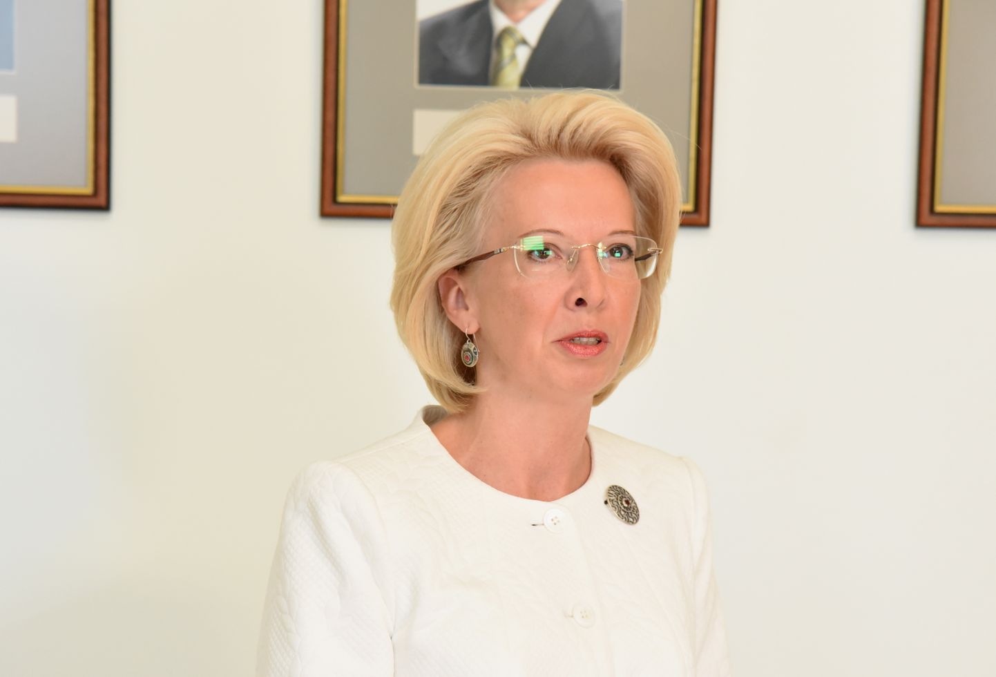 Saeimas priekšsēdētāja Ināra Mūrniece saka uzrunu Saeimas priekšsēdētāja vietas izpildītāja trimdā Jāzepa Rancāna fotogrāfijas atklāšanā Saeimas priekšsēdētāju portretu galerijā