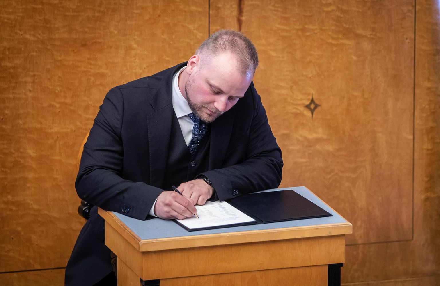 Infotehnoloogiaminister Kristjan Järvan (Isamaa) ametivannet andmas.