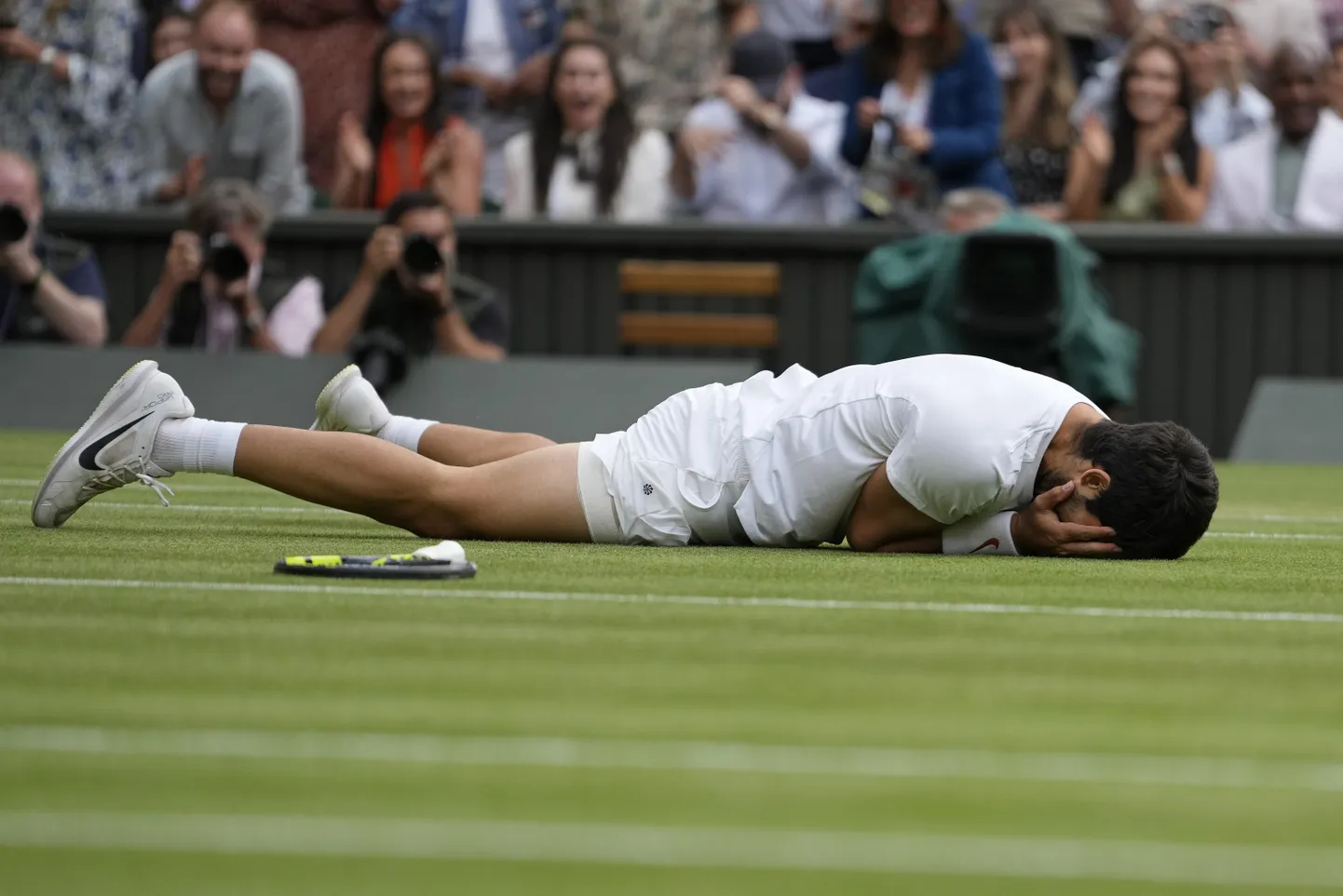 Hispaanlane Carlos Alcaraz sai mullu Wimbledonis slämmivõitu tähistada.