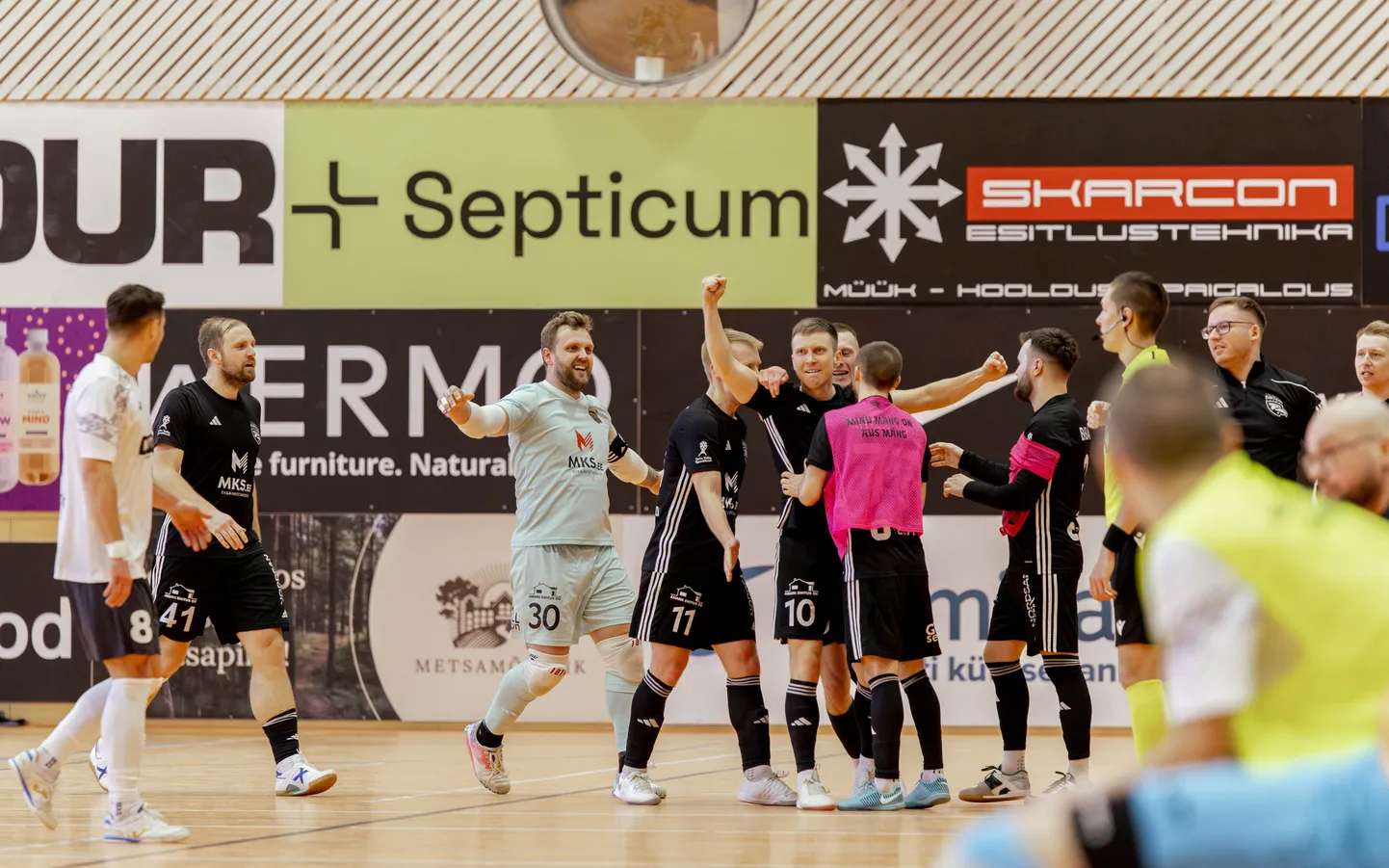 Ravens Futsali meeskond (mustas) alistas poolfinaalseeria otsustavas kohtumises kodusaalis mänginud Narva Unitedi alles penaltiseerias, kus üheks sangariks tõusis tartlaste väravavaht Rene Kolsar (rohelises), kes tõrjus kolm penaltit.