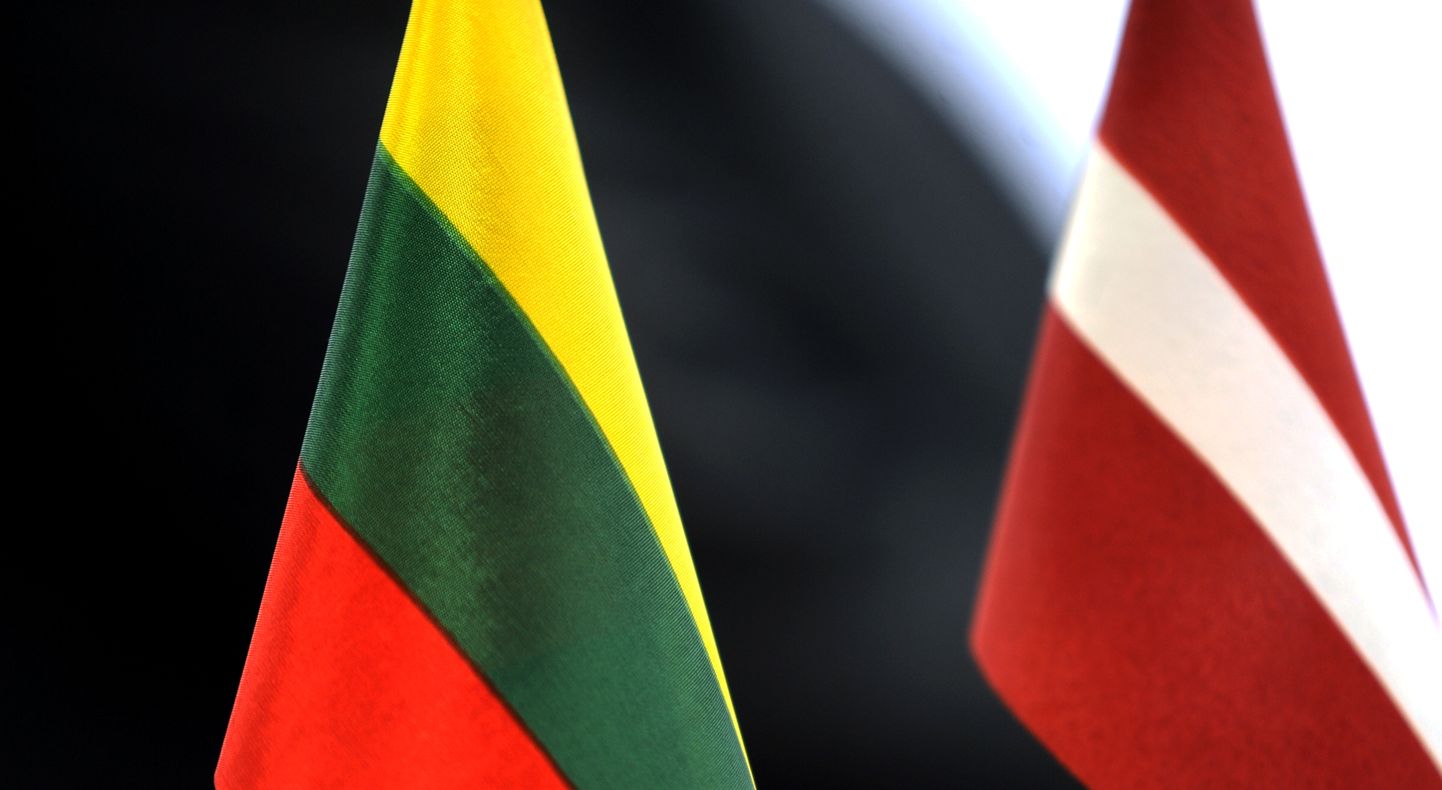 Флаги Литвы и Латвии