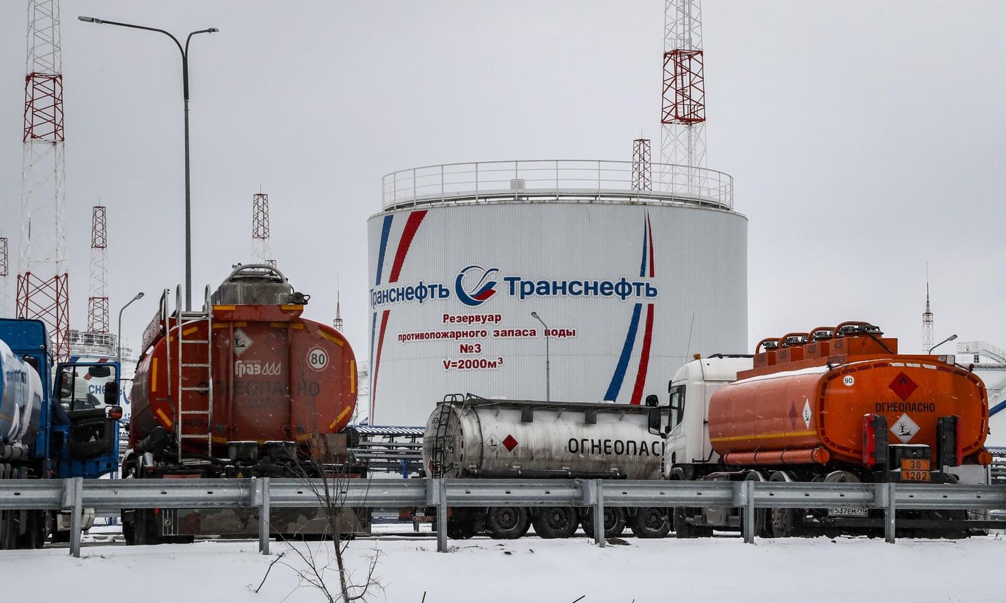Kütusesektoris kipuvad tarneahelad relvakonfliktidest hoolimata püsima. Kütuseveokid Venemaal Moskva oblastis Konstantinovos.