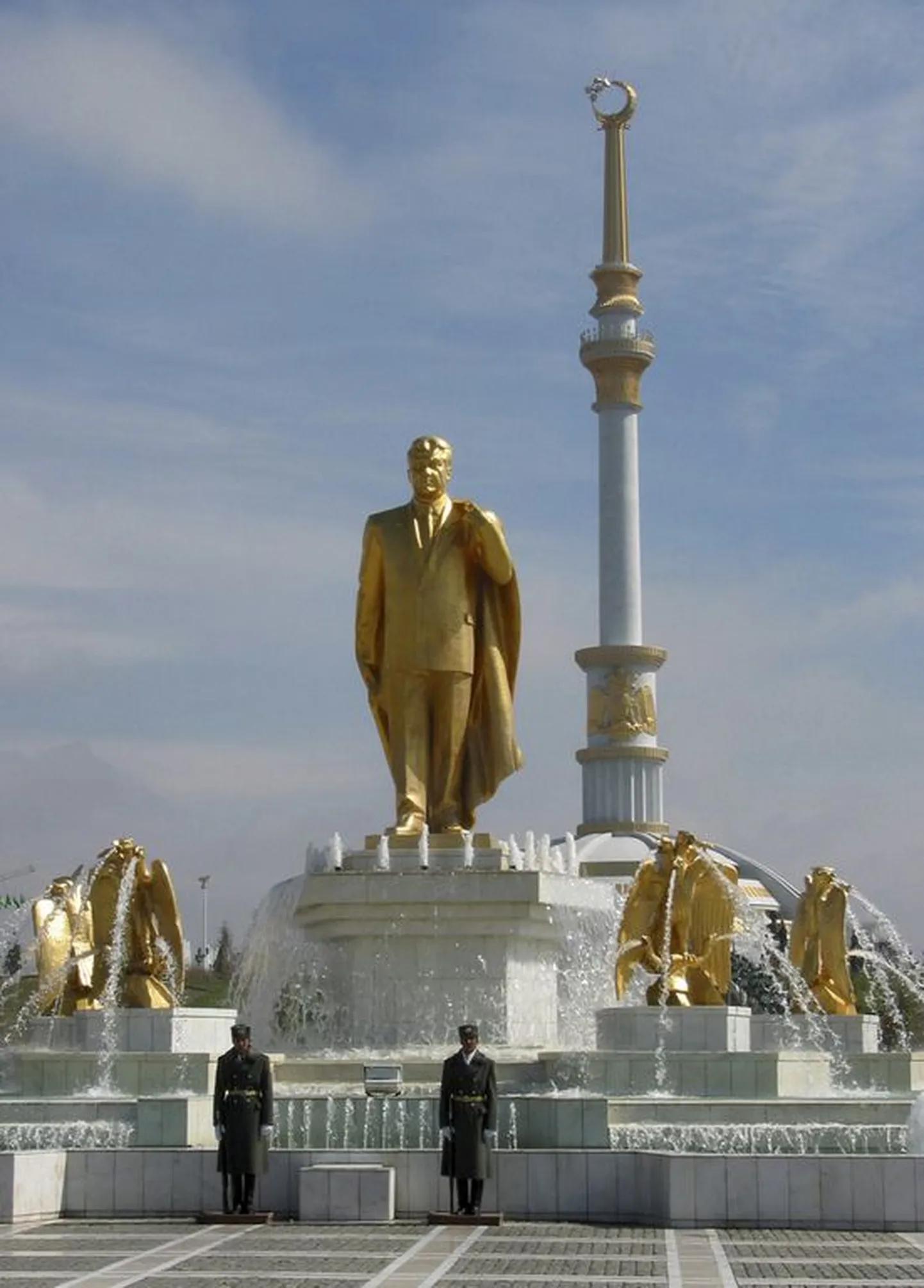 Türkmenbaši ehk kõigi türkmeenide isa Saparmurat Nijazovi kullast kuju Ašabadis.