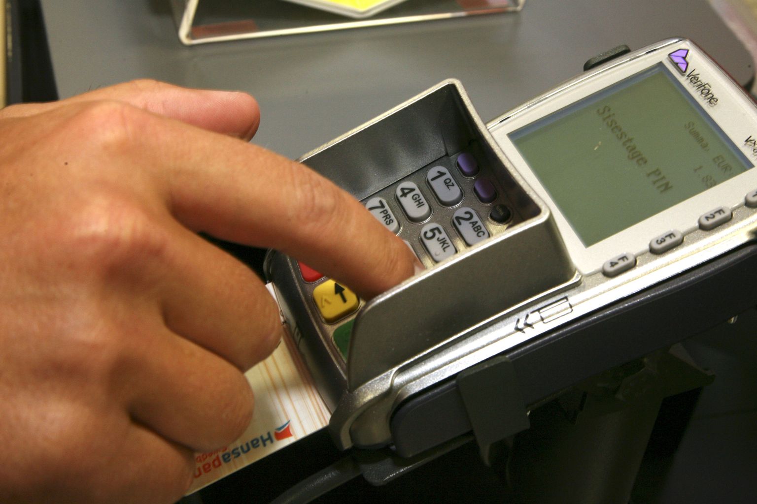 Välismaal tasub jälgida, et kaarditerminali või pangaautomaati pole kaardi andmete kopeerimise eesmärgil muudetud.