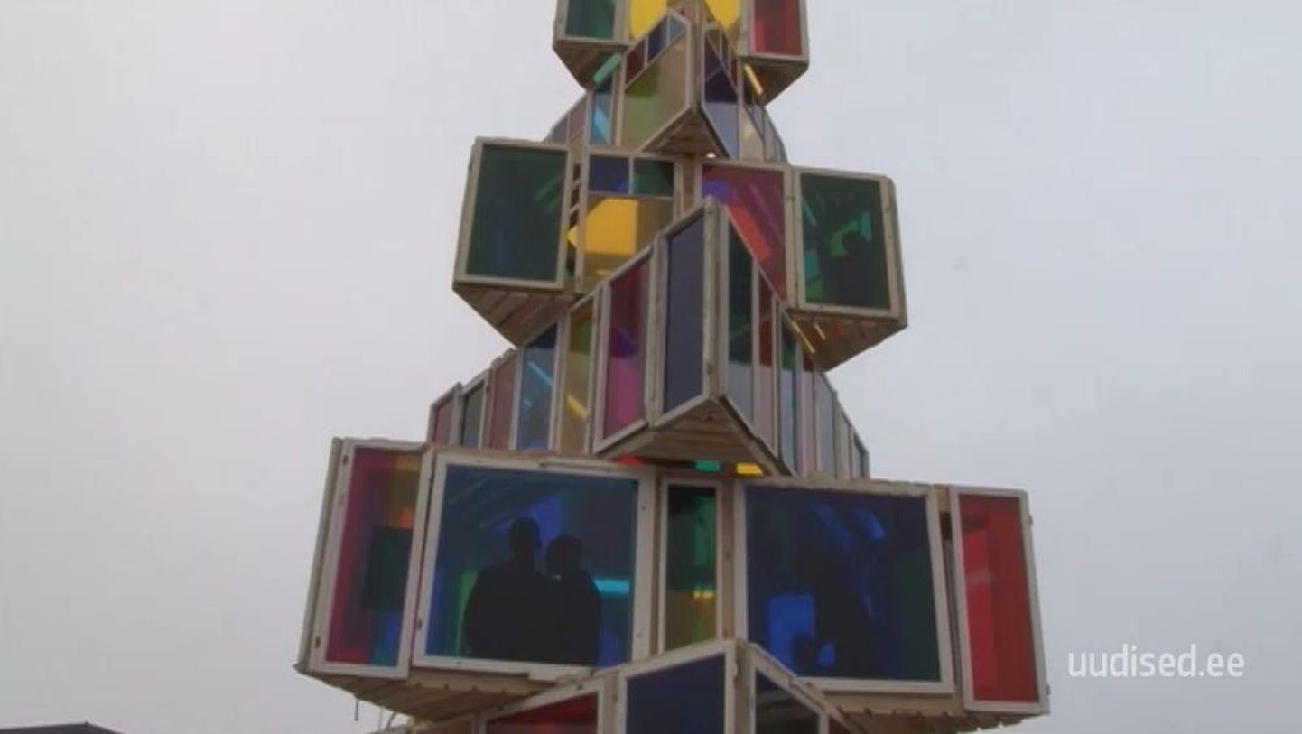 Rakveres püstitatakse sel aastal 12-meetri kõrgune akendest valmistatud jõulukuusk
