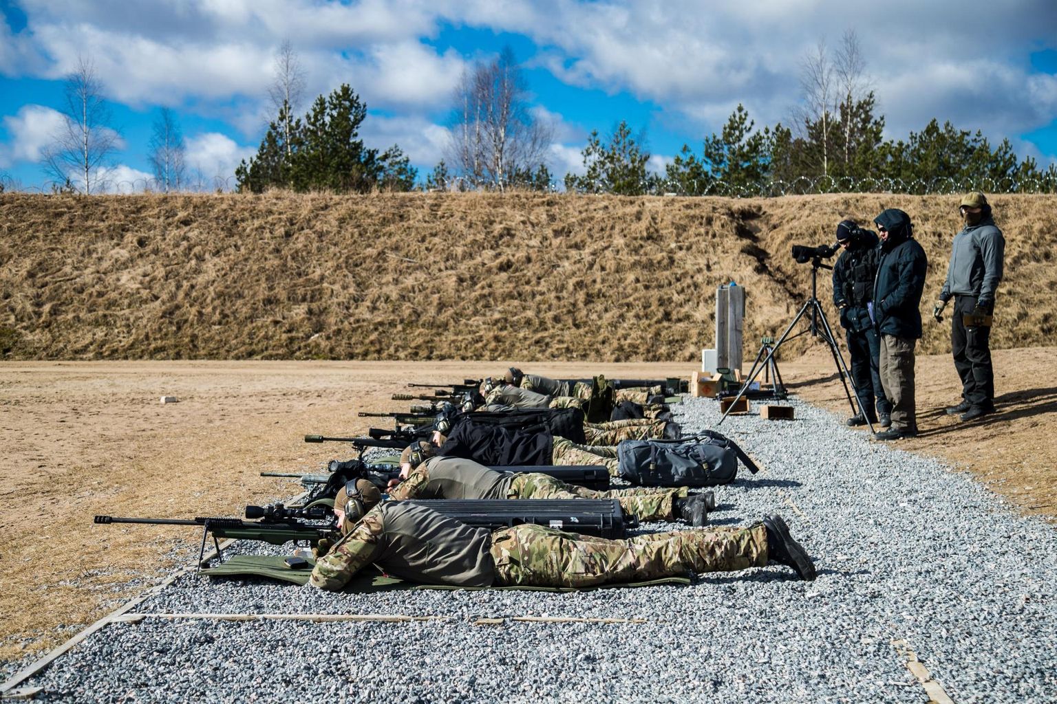 Eesti politsei eriüksuse K-komando liikmed harjutasid kolm aastat tagasi laskmistreeningul 100 meetri pealt tulistamist.