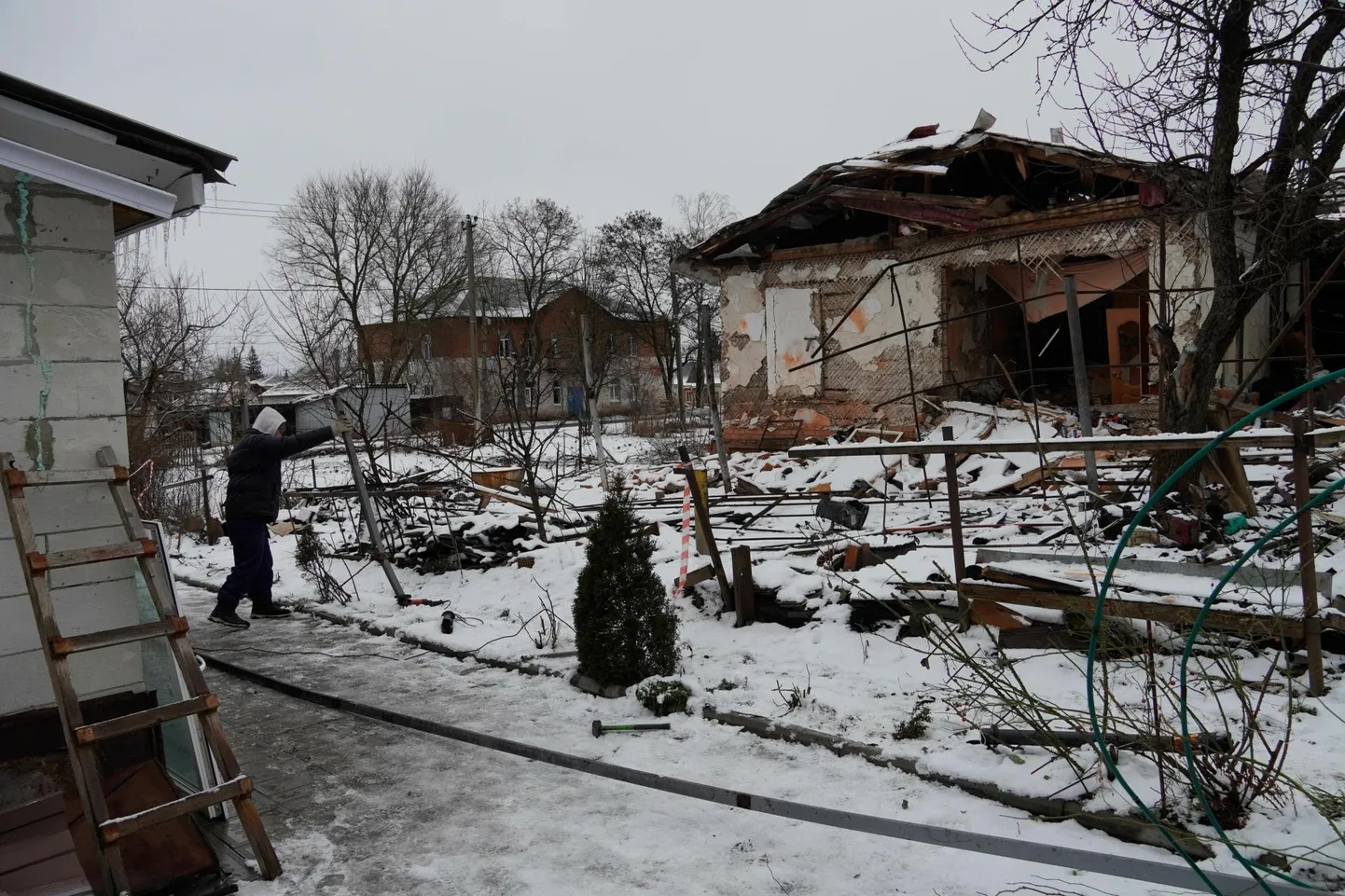 Mees koristab Kurski lähistel pärast Ukraina vägede rünnakut lahinguväljalt rususid.