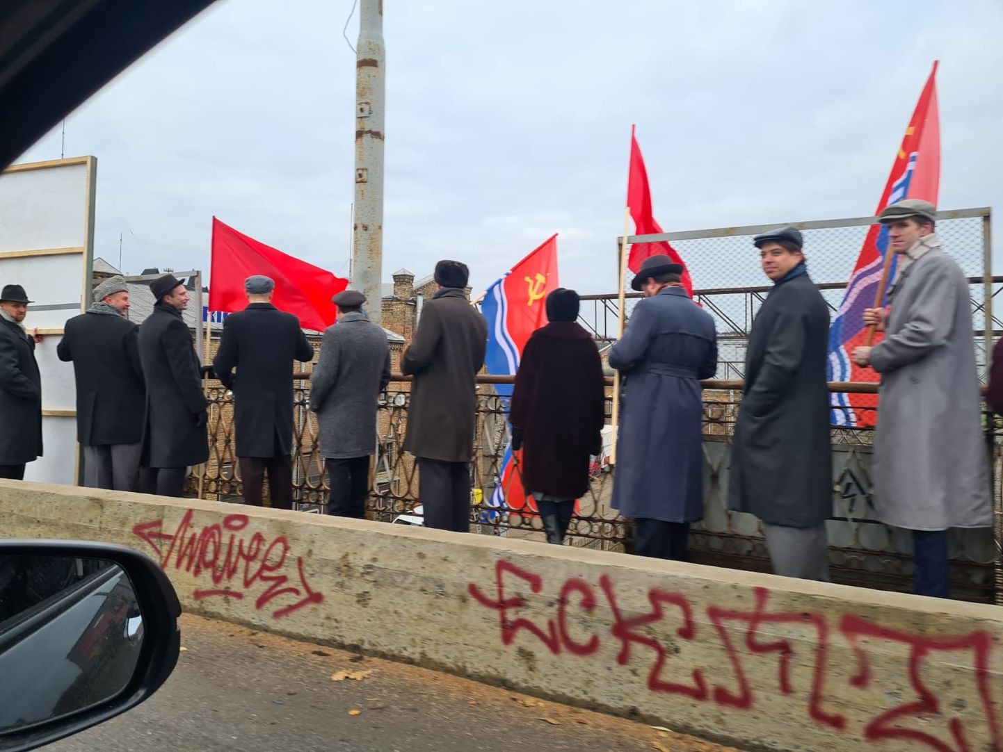 Житель потрясен советскими флагами в Риге