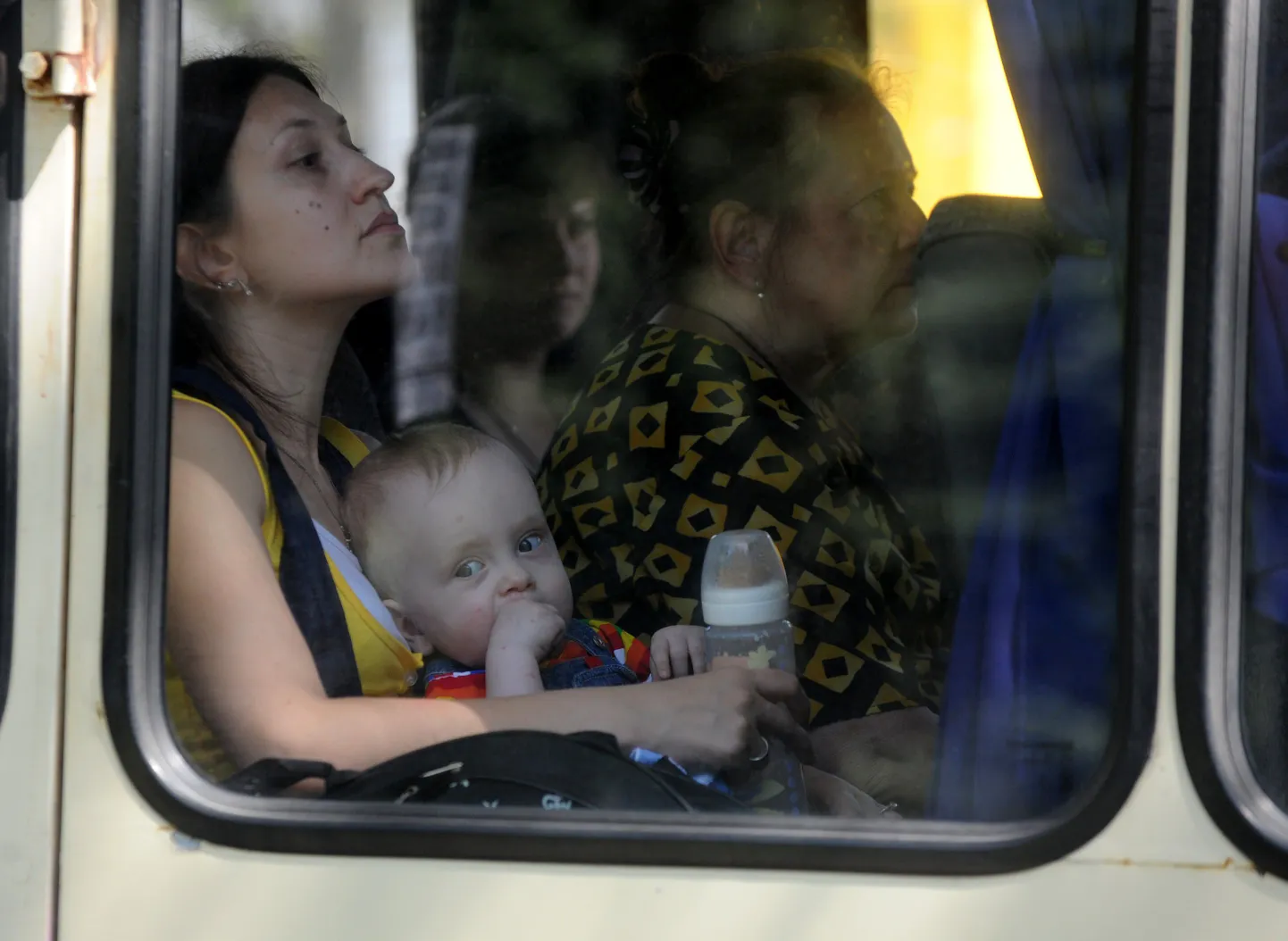Женщина с ребенком уезжает из Донецка.
