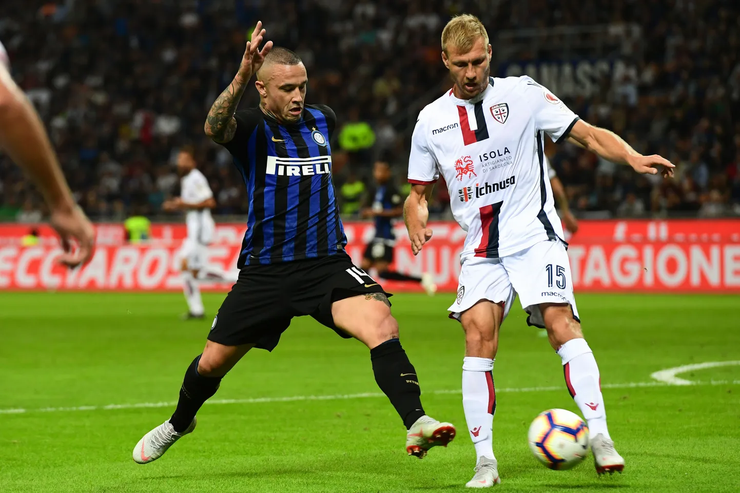 Ragnar Klavan (paremal) Cagliari Calcio särgis.