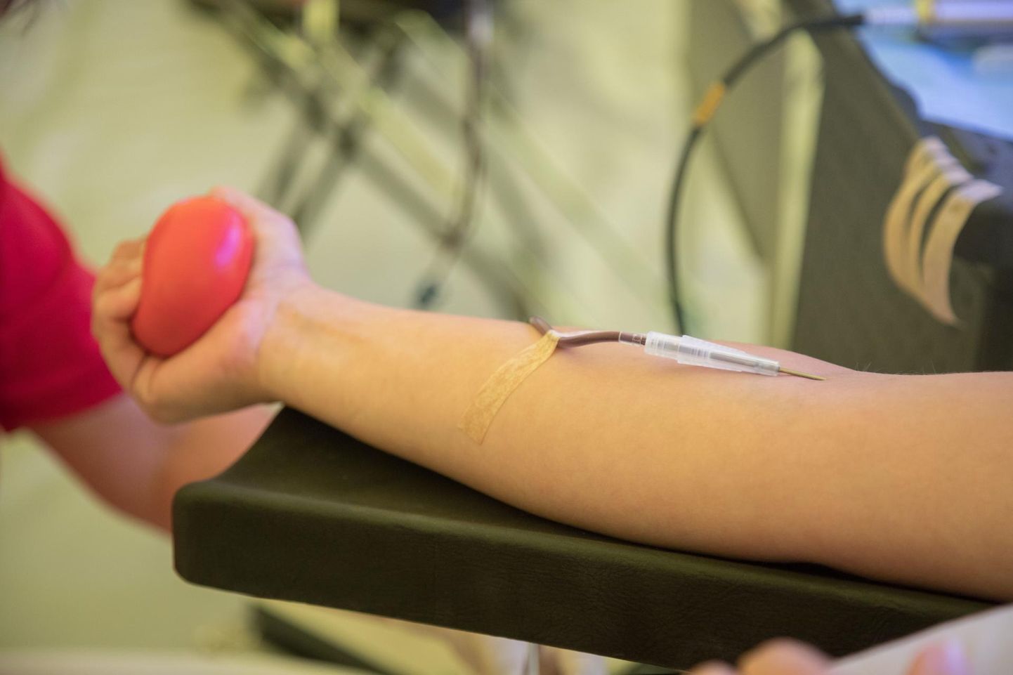Koroonaviiruse levimise tõttu on Pärnu haigla veretalituse verevarud rahuldavad ja talitus loodab, et eriolukorra tingimusteski jätkavad terved veredoonorid vereloovutust, sest haiglates on palju patsiente, kes vajavad doonoriverd.