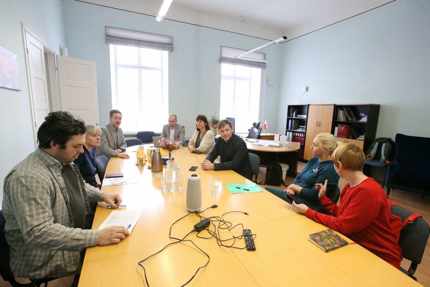 Eile läbirääkimiste laua taha istunutest on pildil Ants Siim (vasakult), Annika Hramov, Lemmit Kaplinski, Sten Svetljakov, Kristina Pai, Risto Lehiste, Triin Vaaro ja Marge Pärnits.