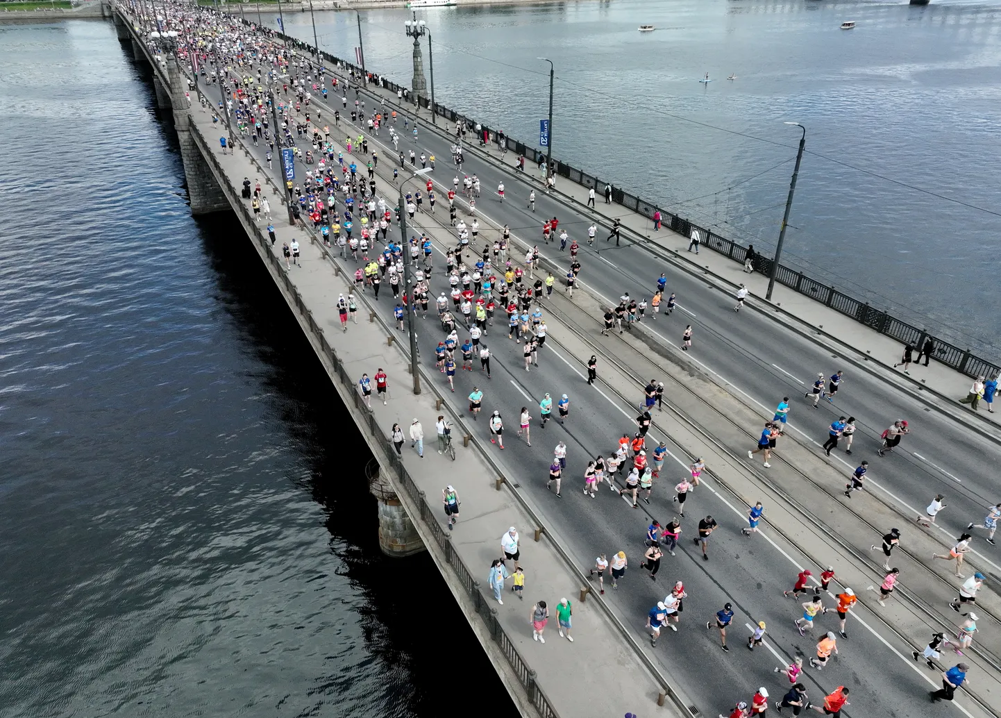 "Rimi" Rīgas maratona 5 km distances skrējēji trasē.