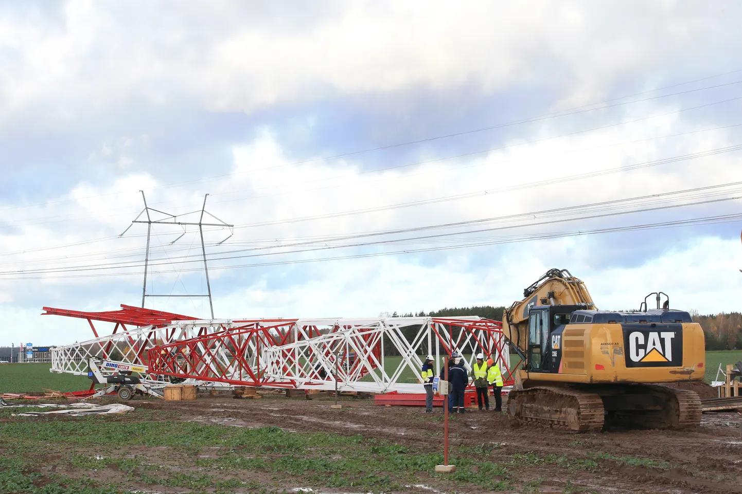 Betooni tänaval oli tormijärgselt näha maas elektrimasti.