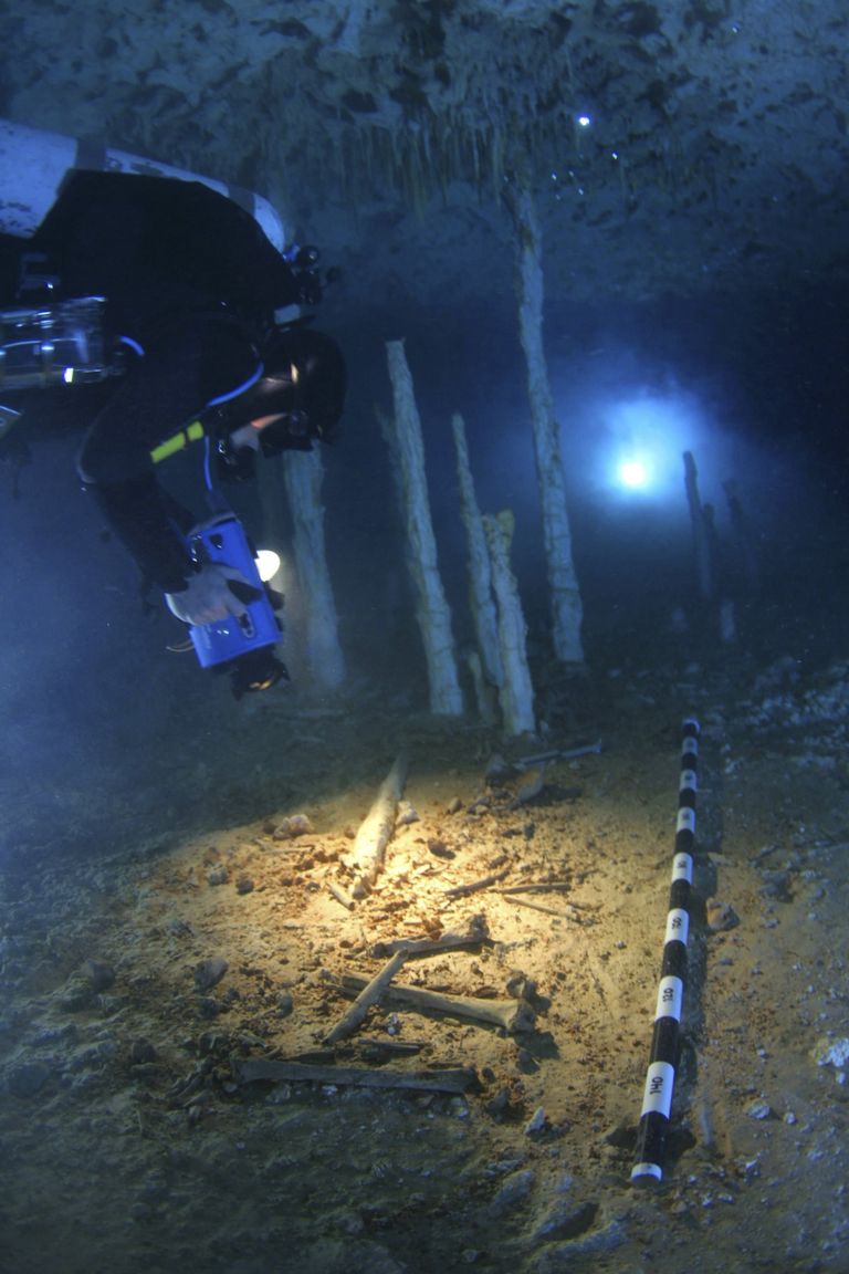 Sukelduja uurimas Mehhikos Tulumi lähedases veealuses koopas inimluid.