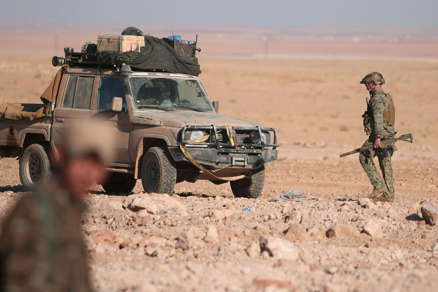 Ameerika sõdur jalutamas Raqqa lähistel.