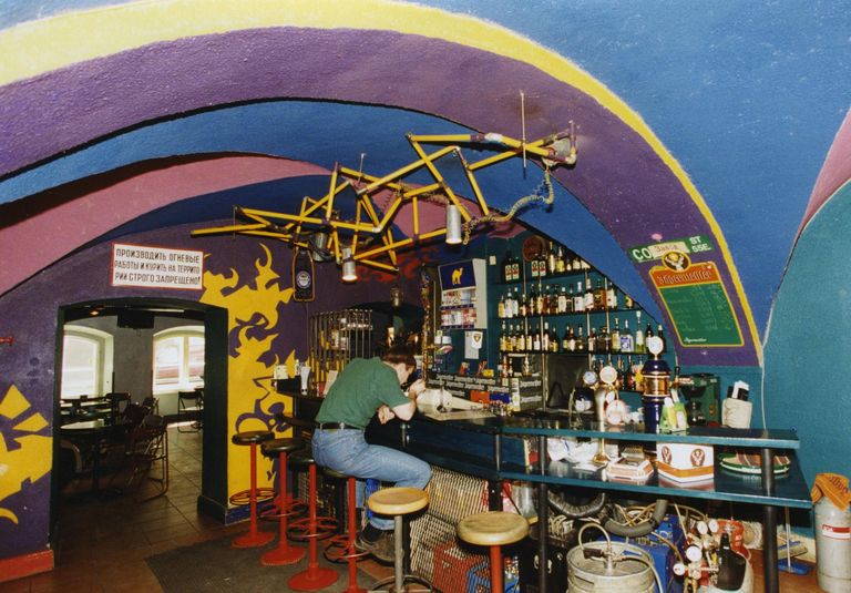 1999. aasta mai keskel kirjutas Tartu Postimees, et Zavood ei tahagi võistelda uute moodsate baaride-kohvikutega – siin on kivikõvad metalltoolid ja värvilised lauad-seinad. Aeg on tükk maad edasi läinud, Zavood pole suurt muutunud.