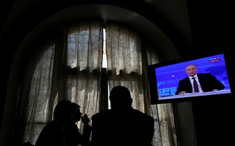 Inimesed vaatavad televiisorist otseülekannet Vladimir Putini esinemisest.