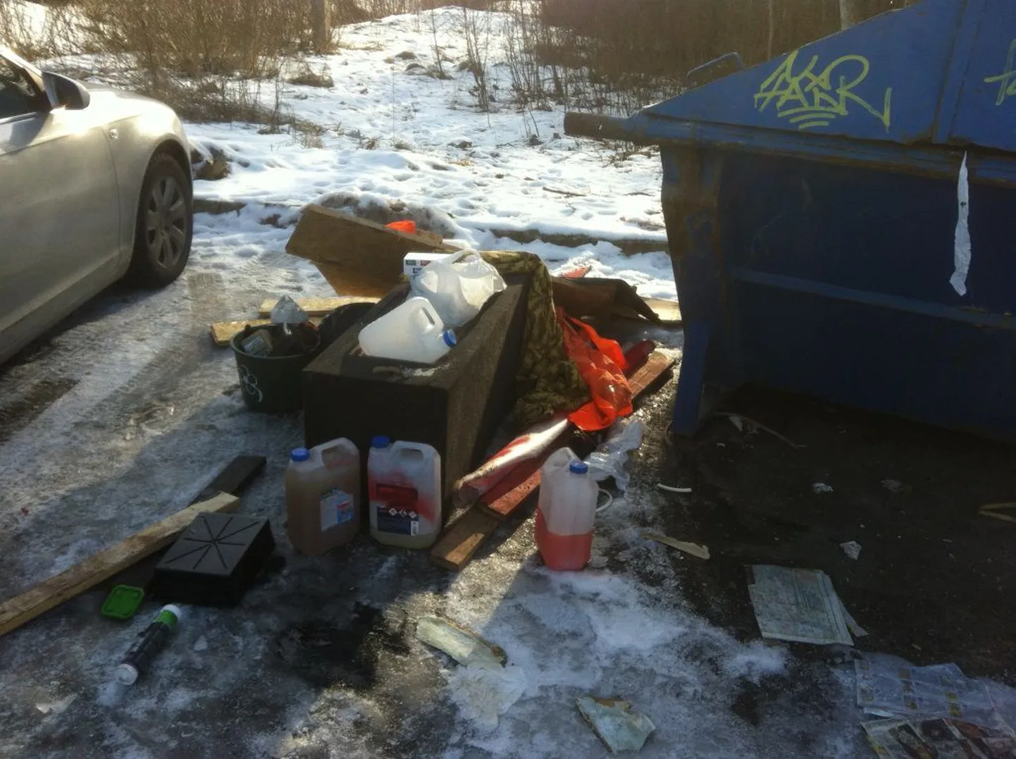 Laagri jaama pakendikonteinerite juurde toodi prügi, mille hulgas oli ka ohtlikke jäätmeid.