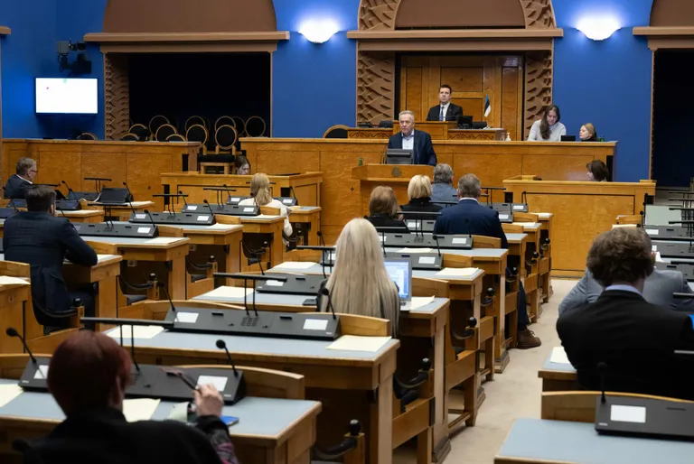 Kilingi-Nõmme gümnaasiumi direktor Erli Aasametsa sõnutsi on Saarde vald üks hõredama asutustihedusega omavalitsusi, kus on koolivõrku pidevalt ja teadlikult korrastatud.