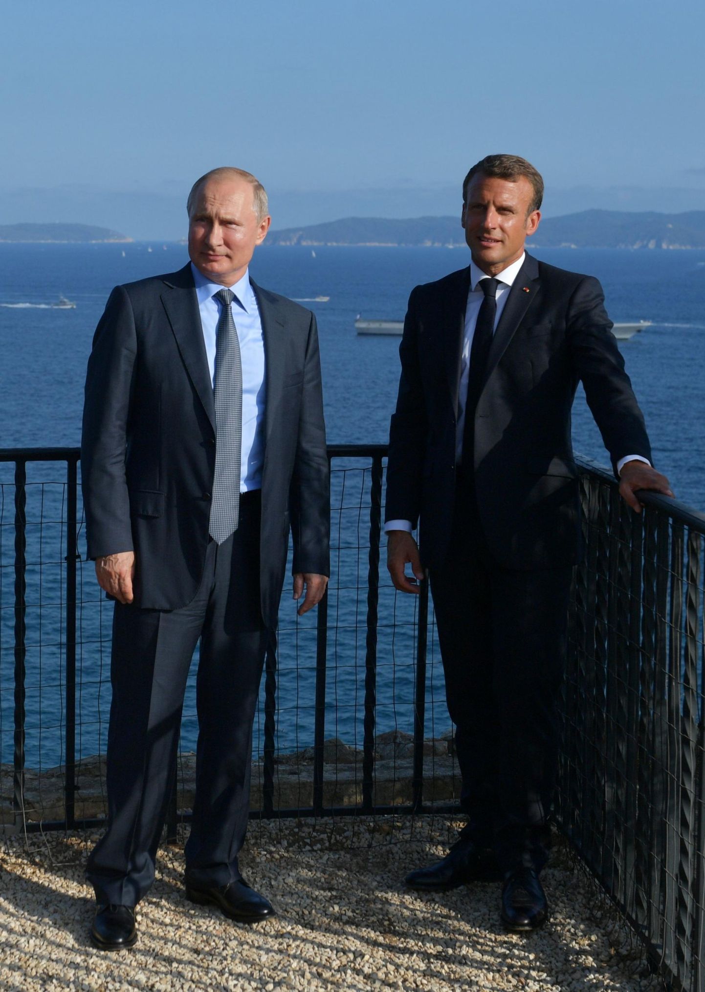 Kuu aja eest käis Venemaa president Vladimir Putin (vasakul) Prantsuse ametivennal Emmanuel Macronil külas riigi kagurannikul asuvas Fort de Brégançoni suveresidentsis. Just Macron on olnud üks eestkõnelejaid suhete edendamisle Venemaaga. 