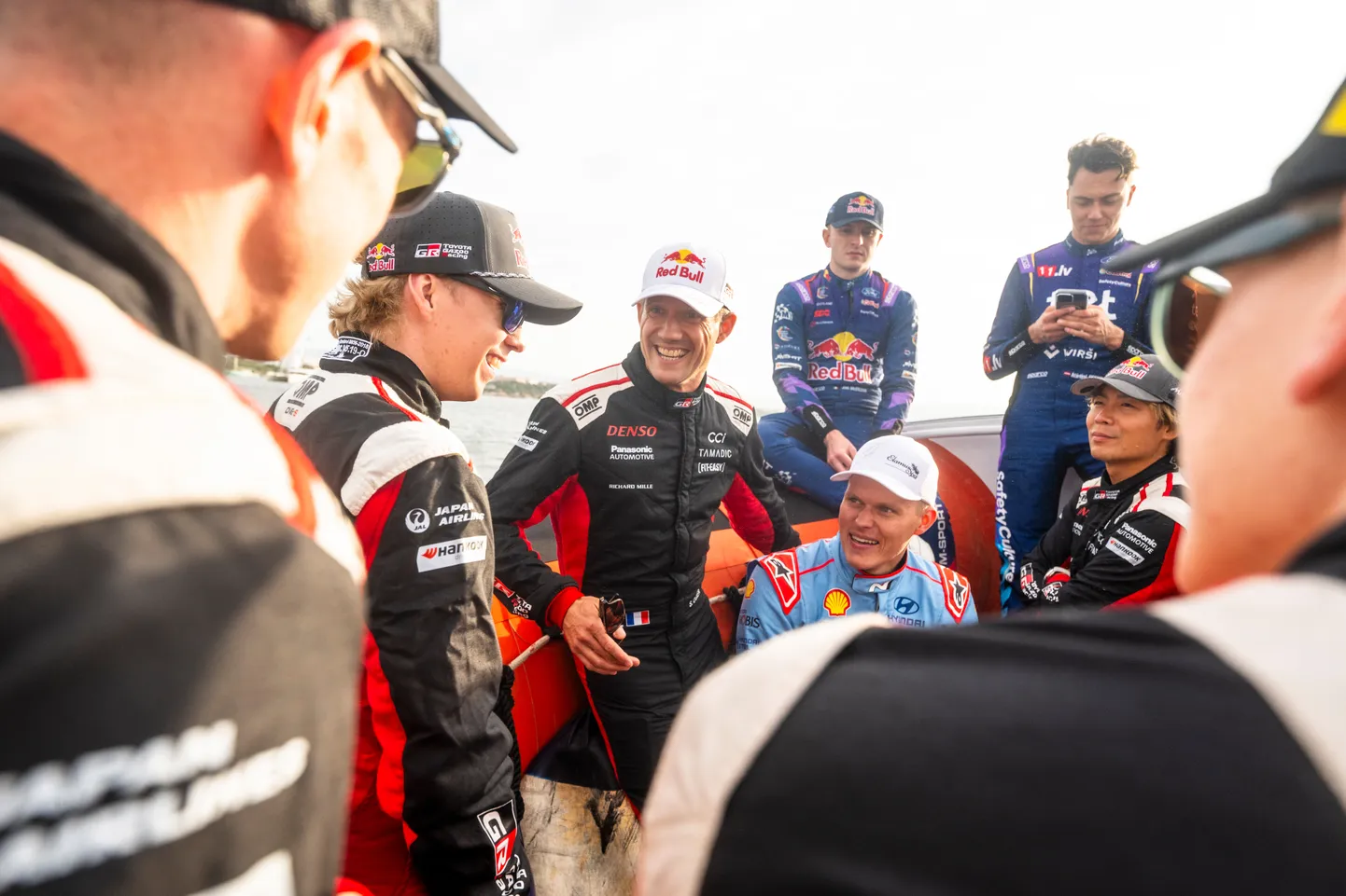 Vasakult: Kalle Rovanperä, Sébastien Ogier ja Ott Tänak.