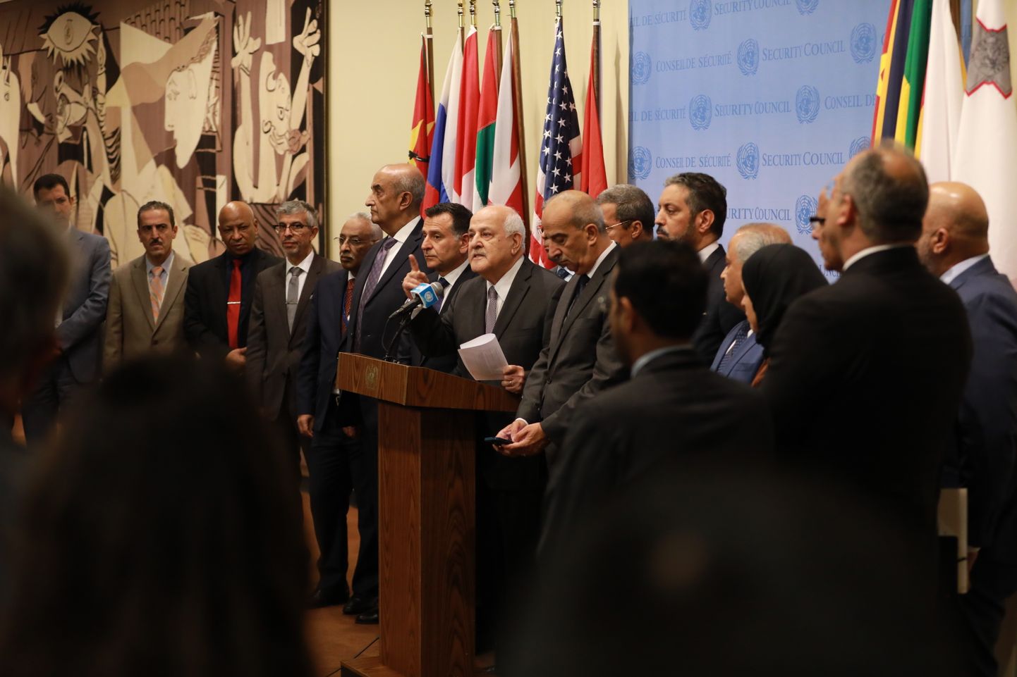 Palestiina suursaadik ÜRO juures Riyad Mansour kõneleb sel 13. oktoobril tehtud fotol ajakirjanikega ÜRO Julgeolekunõukogu ruumides.