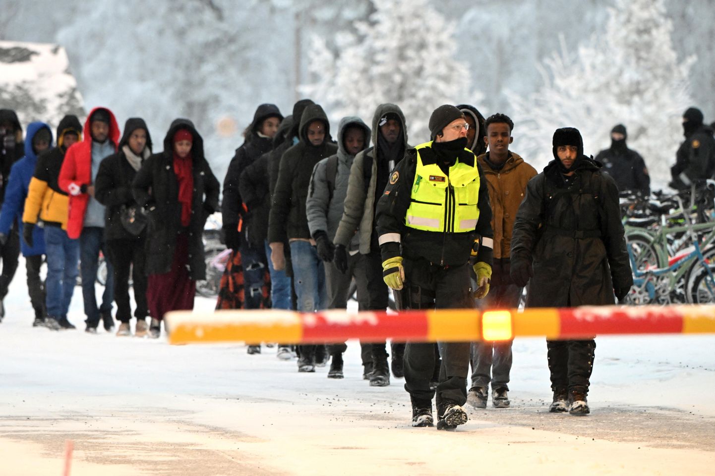 Soome piirivalvur saadab täna migrante Salla piiripunktis.