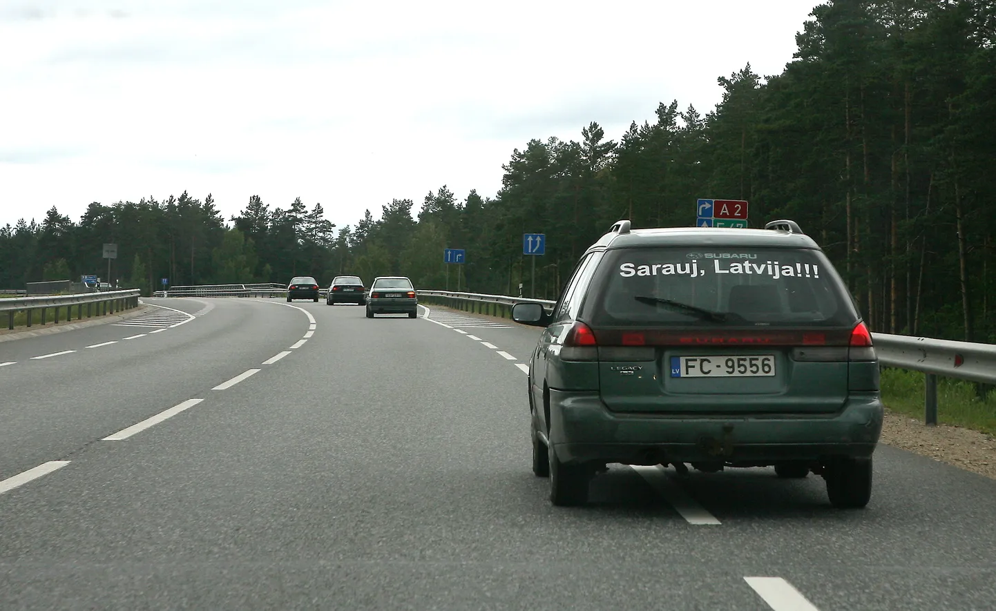 Automašīnas uz Tallinas šosejas