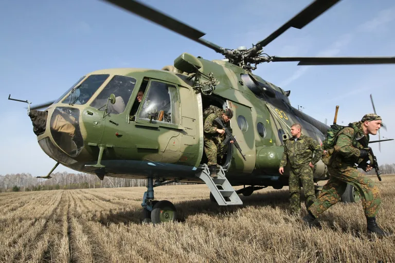 Vene spetsnaz väljumas helikopterist. / Scanpix