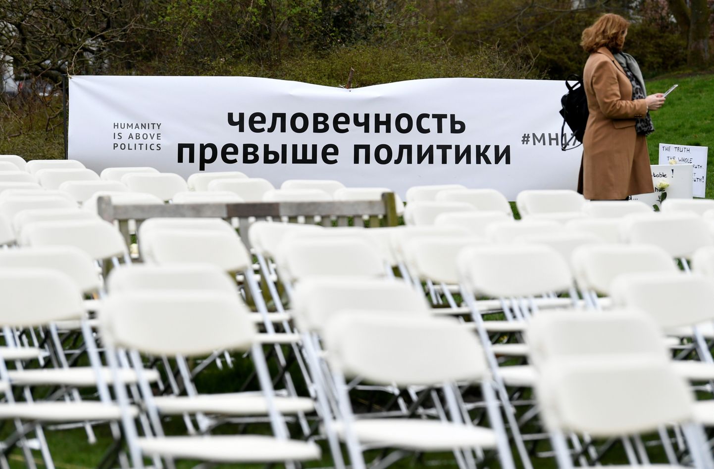 У посольства России в Гааге установили 298 белых стульев