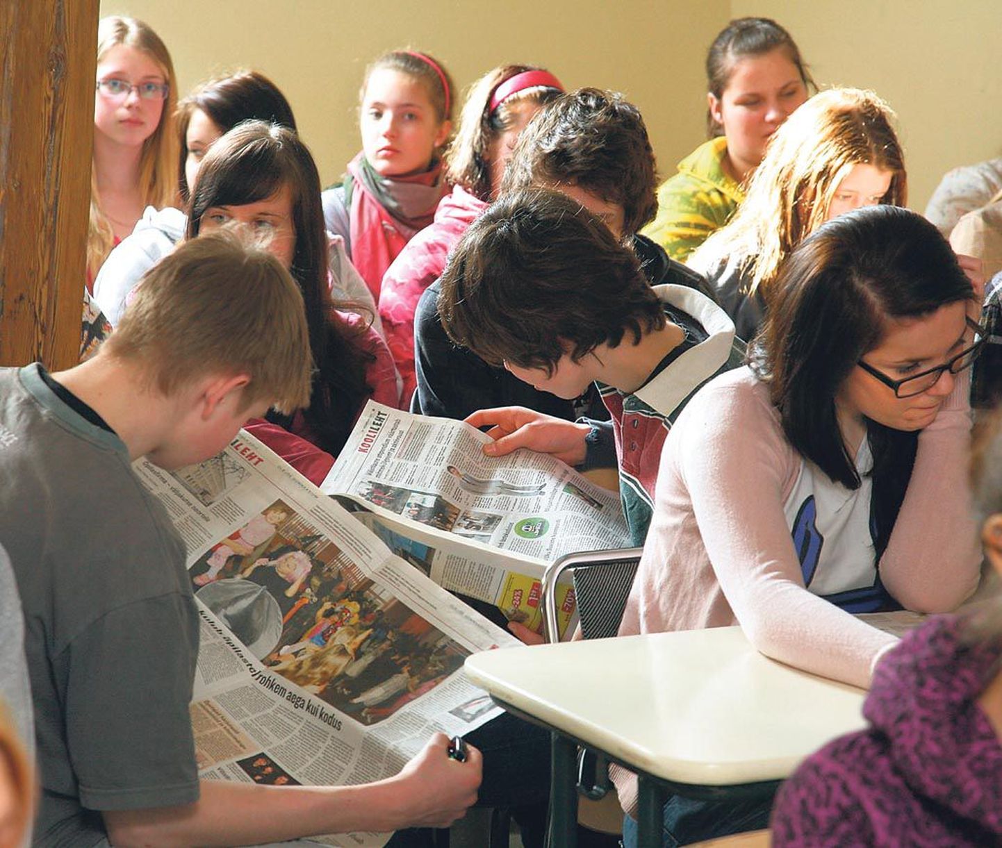 Emakeelepäeval said Tõstamaa kooli vanemate klasside õpilased ülevaate lehetegijate argipäevast ja uudiste keelest.