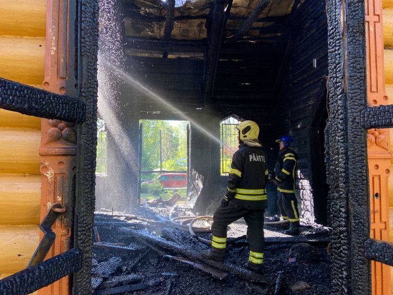 В Нарва-Йыэсуу ранним утром 17 июня сгорела православная церковь, спасатели и следователи работают на пепелище.