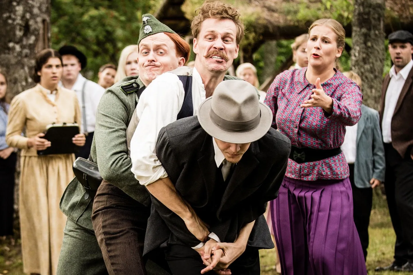"Talve" vägivaldseim stseen on see, kui Fritz (Märt Koik, vasakult), Oskar (Karl Robert Saaremäe) ja Arnold (Franz Malmsten) lähevad külapeol naiste pärast kisklema. Paremal külarikkuri tütar Selma Ollep (Saara Nüganen).