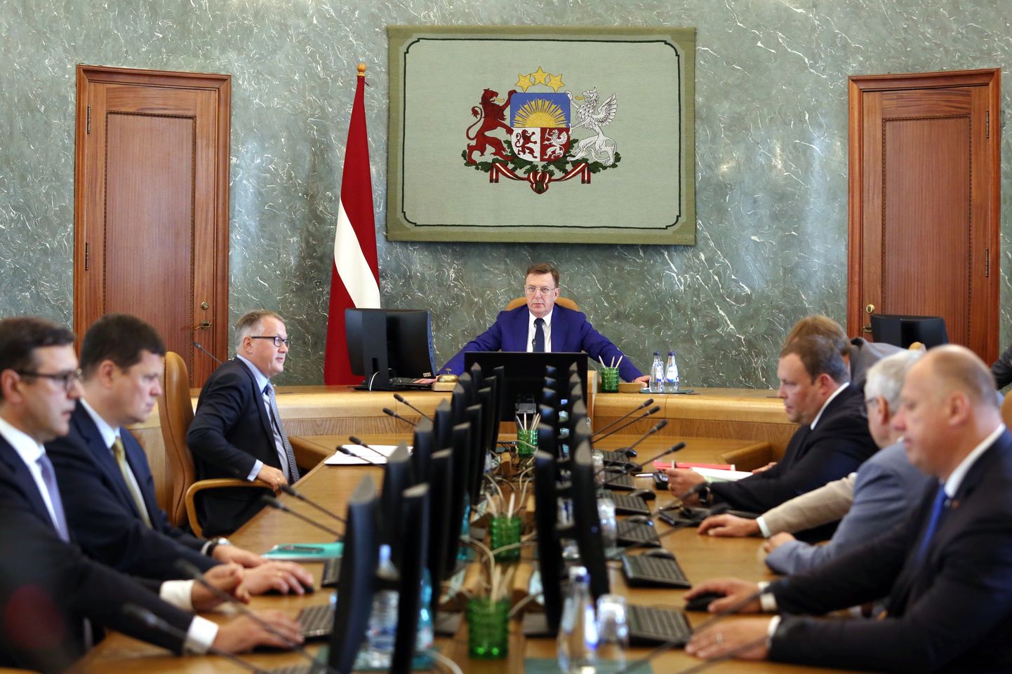 Ministru prezidents Māris Kučinskis (centrā) vada Ministru kabineta sēdi.