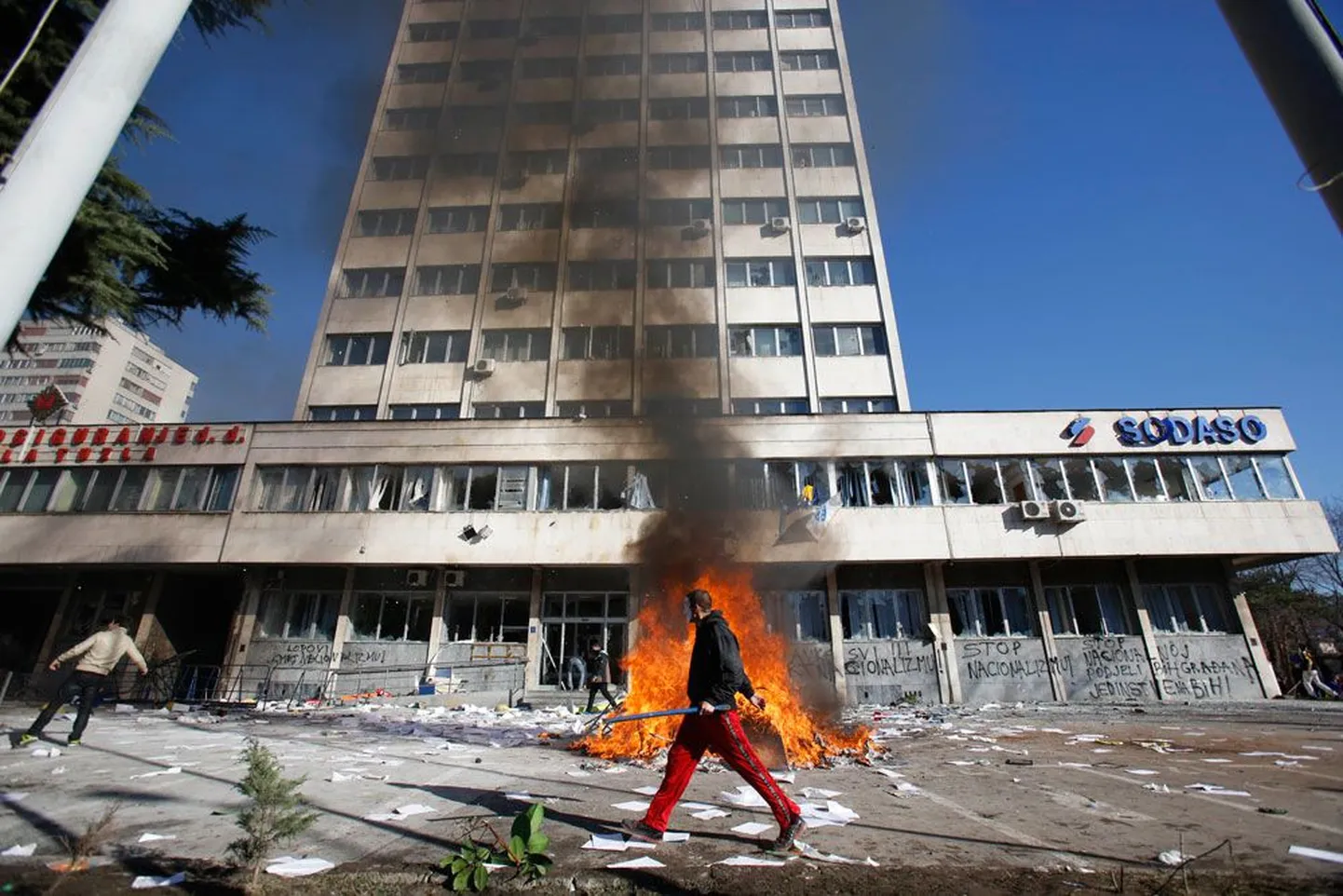 Protestide käigus põlema süüdatud valitsusasutus Tuzlas.