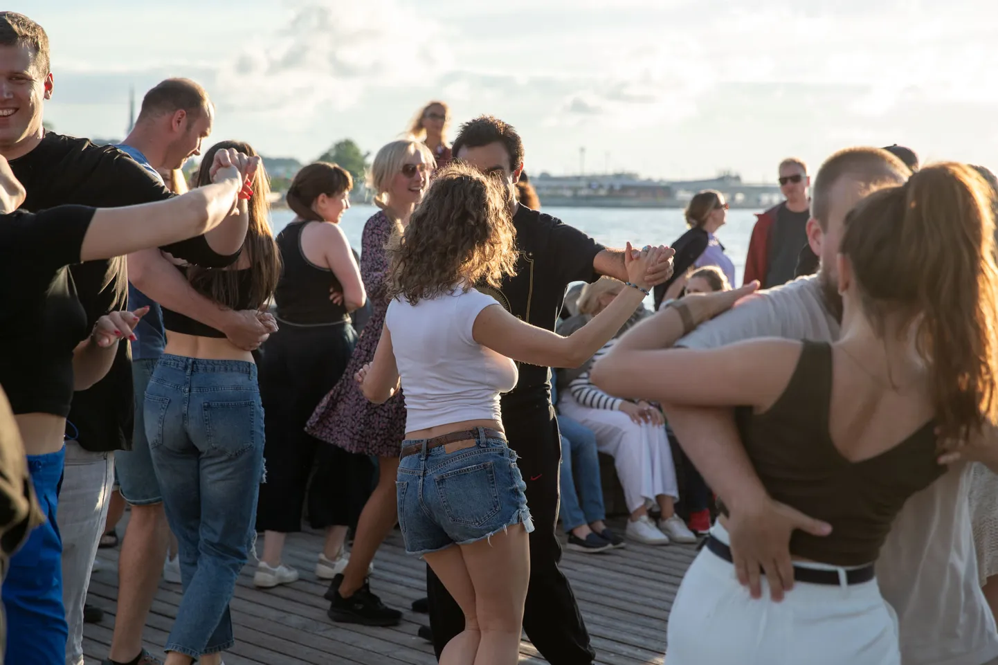 Salsat ja bachata't võiks ju tantsida elu lõpuni, kui inimest ei sunni nelja seina vahele jääma mõni neist piinlikest probeemidest, mis on seotud uriinilekkega. Urogünekoloogia on see eriala, mis keskendub vaagnapõhaorganite talitushäirete või haiguste diagnosimisele ja ravile. Probleemid võivad tabada nii mehi kui naisi.