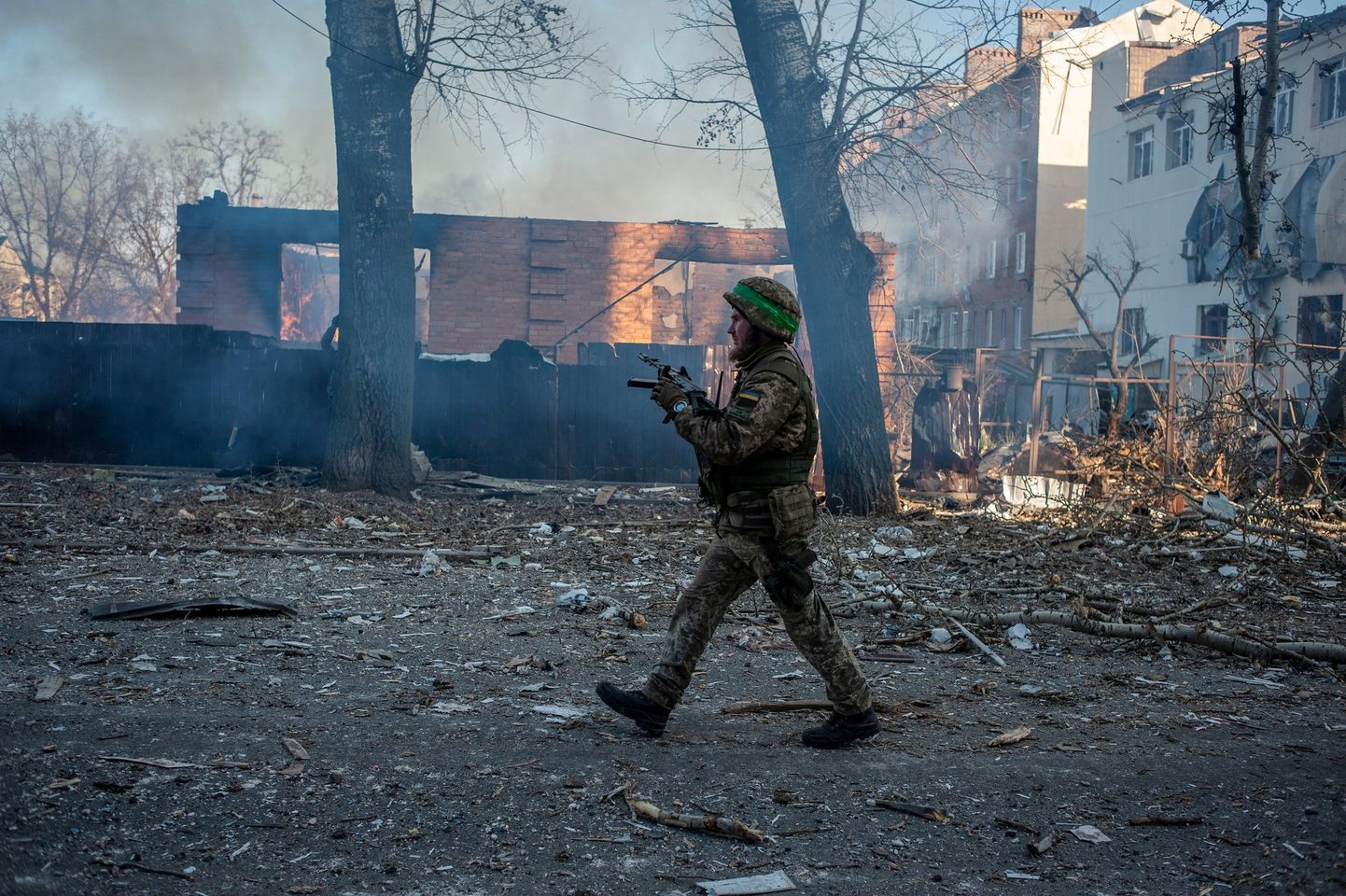 Ukraina sõdur kõnnib eile Bahmuti tänaval.