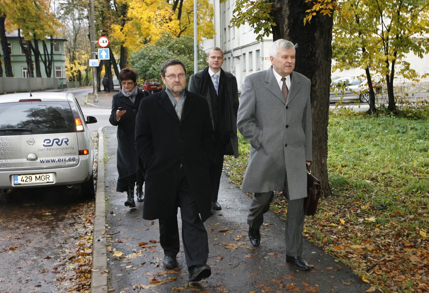 Sotside delegatsioon teel läbirääkimistele. Vasakult Katrin Saks, Peeter Kreitzberg, Jaak Juske ja Jüri Pihl.