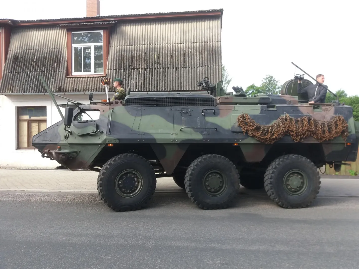 Tapalt lahkus laulupeotuli soomukil.