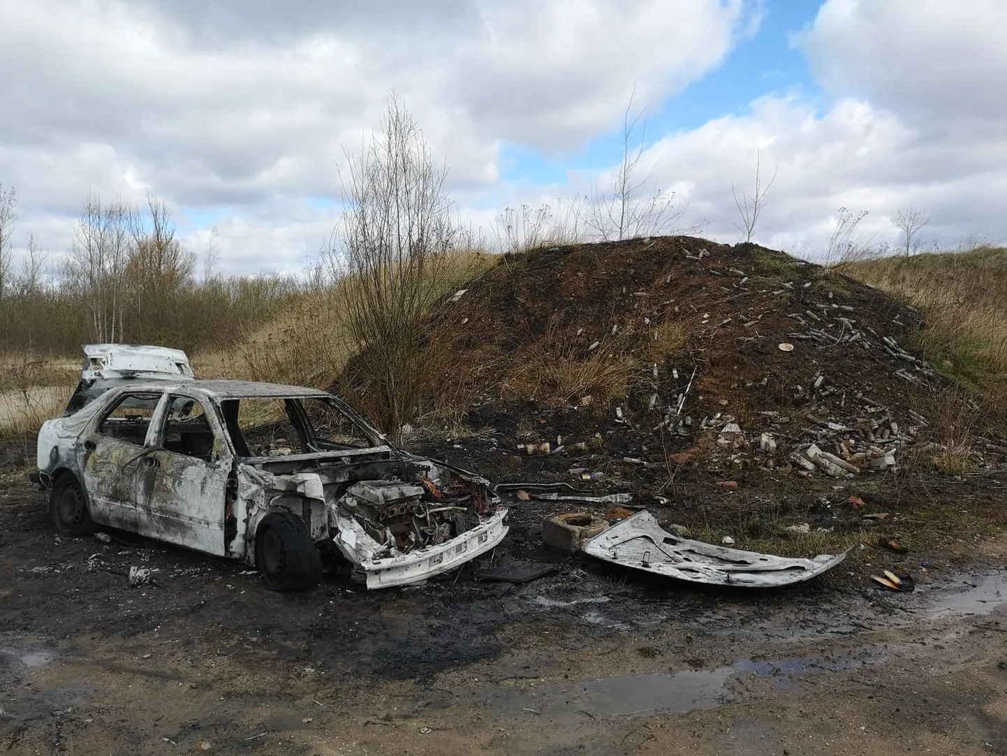 Hiinalinnas põlenud autovrakk pärast kustutustöid.