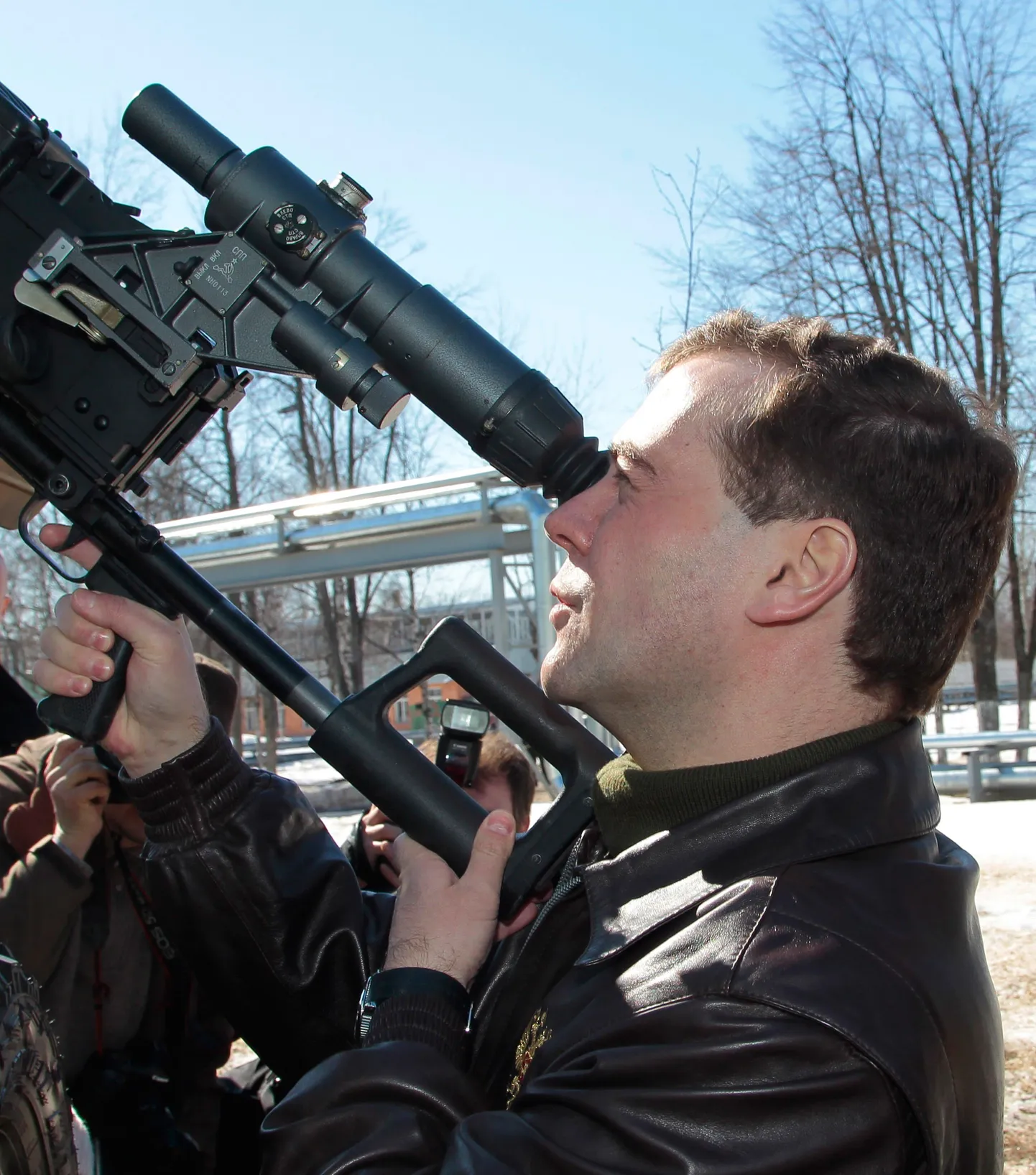 Dmitri Medvedev tutvub Moskva lähedal Kubinkas dessantväelaste relvastusega.